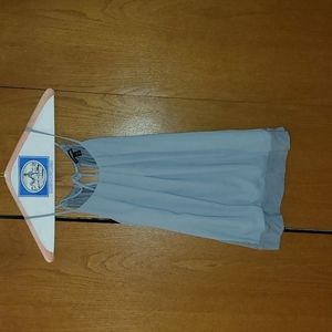 Express tank top with keyhole opening in back